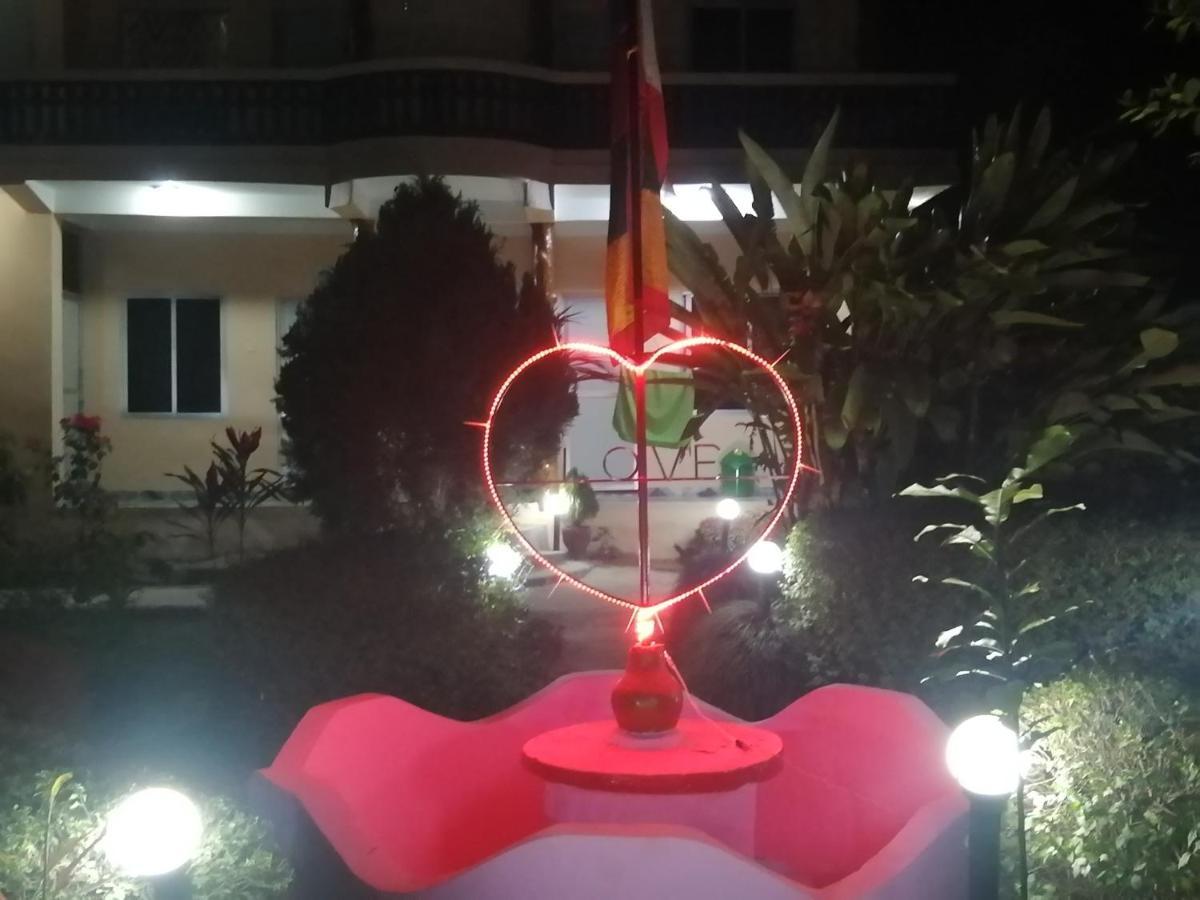 Hotel Garden Of Dreams Sauraha Luaran gambar