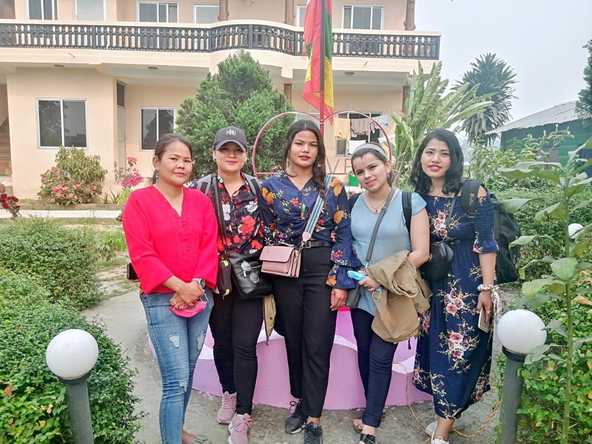 Hotel Garden Of Dreams Sauraha Luaran gambar