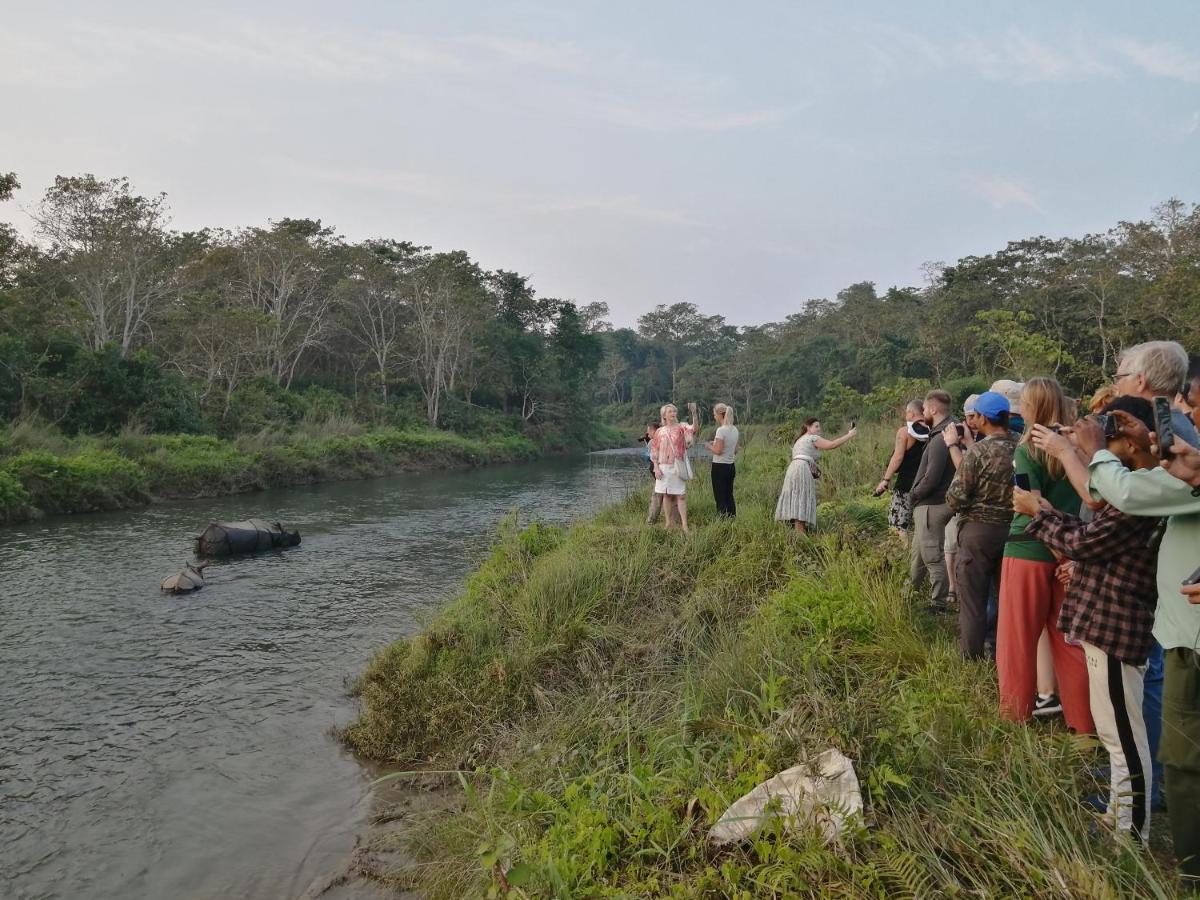 Hotel Garden Of Dreams Sauraha Luaran gambar